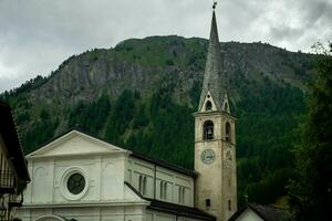 herrlich Landschaften von Livigno, im das valtellina im das Provinz von sondrio. das Lombardei Alpen im das Sommer- von 2023 foto