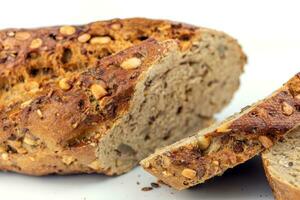 Flachs Samen Brot auf Weiß Hintergrund foto