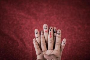 Finger mit Emotion auf rotem Hintergrund. foto