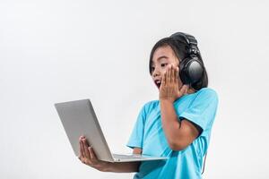 kleines Mädchen mit Laptop-Computer und Online-Hörunterricht. foto