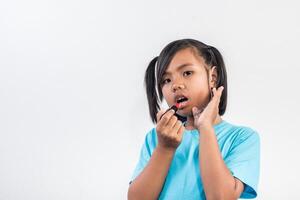 Porträt des kleinen Mädchens Make-up mit ihrem Gesicht. foto