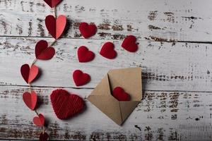 leerer Brief auf Holzhintergrund, Valentinstag-Konzept foto