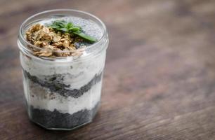 hausgemachter gesunder rustikaler Joghurt und Müsli mit Basilikumsamen Frühstücks-Snack-Becher