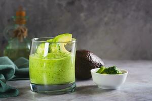 Grün Smoothie von Avocado und Gurken im ein Glas auf das Tabelle foto