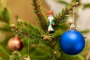 Weihnachten Baum Spielzeuge auf das Geäst von das Weihnachten Baum. foto