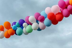 lange Strauß von bunt Luftballons hängend im das Luft foto