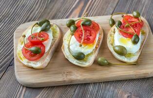 Ciabatta mit Mozzarella, Tomaten und Kapern foto