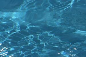 Blau Wasser mit Wellen auf das Oberfläche. defokussieren verschwommen transparent Blau farbig klar Ruhe Wasser Oberfläche Textur mit spritzt und Blasen. Wasser Wellen mit leuchtenden Muster Textur Hintergrund. foto