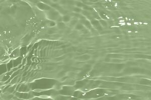 defokussieren verschwommen transparent Blau farbig klar Ruhe Wasser Oberfläche Textur mit spritzt Betrachtung. modisch abstrakt Natur Hintergrund. Wasser Wellen im Sonnenlicht mit Kopieren Raum. Blau Aquarell scheinen. foto