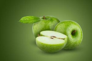 frisch Grün Apfel isoliert auf Grün Hintergrund foto