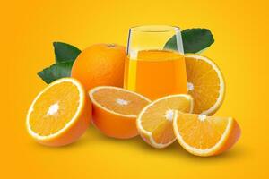 frisch Orange Saft im ein Glas, Orange Frucht, und Orange Scheibe isoliert auf ein Orange Hintergrund foto