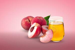 ganze Pfirsich und Pfirsich Scheibe und frisch Pfirsich Saft im ein Glas isoliert auf ein Rosa Hintergrund foto