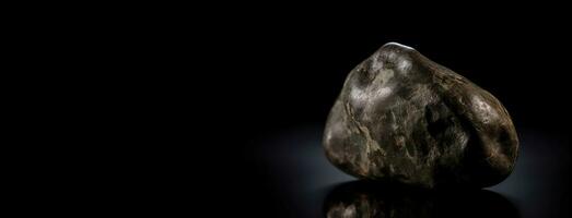 Musgravit ist ein Selten kostbar natürlich geologisch Stein auf ein schwarz Hintergrund im niedrig Taste. ai generiert. foto