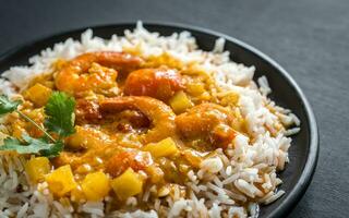 thailändisch Gelb Curry mit Meeresfrüchte und Weiß Reis foto