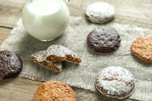 glasierte Lebkuchen mit Krug Milch foto