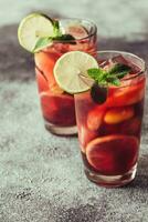 zwei Brille mit Spanisch Obst Sangria foto