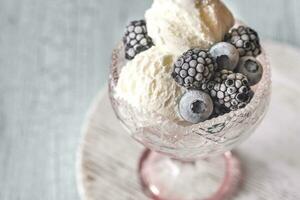 Vanille Eis Sahne mit fozen Beeren foto