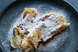 Apfel Strudel auf das Teller foto