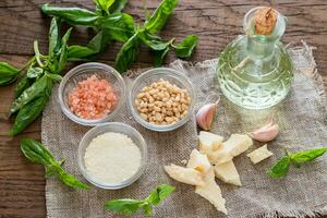 Zutaten für Pesto auf dem Holztisch foto