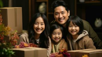 glücklich asiatisch Familie mit Karton Kisten im das Leben Zimmer beim Neu heim. foto