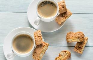 zwei Tassen von Kaffee mit Cantuccini foto