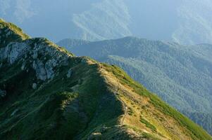 schöne Berglandschaft im Sommer foto