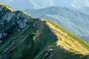 schöne Berglandschaft im Sommer foto