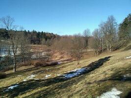 schön hügelig Landschaft von Felder, Wiesen und Wald foto