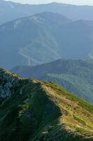 schöne Berglandschaft im Sommer foto