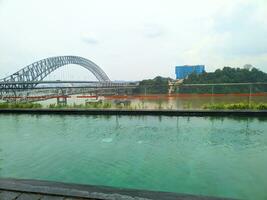 samarinda Kalimantan Timur, Indonesien 16 Oktober 2023. Schwimmen Schwimmbad mit Ansichten von das Mahakam Brücke foto