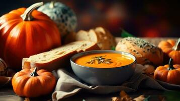Kürbis Sahne Suppe mit Kürbis Saat und Croutons, Herbst vegan Gericht foto