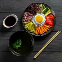 Koreanisch Gericht, mit ein Vielfalt von Vorspeisen mit Gemüse und Eier. Diät. bibimbap. oben Sicht. runden Platte. foto