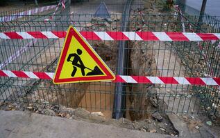 Reparatur von das unter Tage Pipeline. Verlegung ein Plastik Rohr unter Tage durch festziehen foto