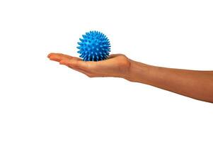 vorbereiten zum physisch Therapie beim heim, Entspannung mit ein Massage Ball. Blau stachelig Silikon Ball auf das wenig Frau Hand. Entfernung von ermüden nach ein schwer Tage arbeiten. foto