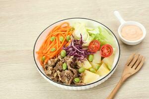 gesund Salat Schüssel, mischen Gemüse Möhren, Kopfsalat, Kohl, Kartoffeln, und Rindfleisch mit Mayonnaise Soße. foto