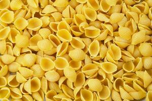 roh Pasta conchiglie, texturiert Hintergrund foto