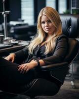 ein schön blond Frau Sitzung im ein Büro Stuhl generativ ai foto