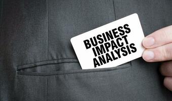 Karte mit Geschäft Einschlag Analyse Text im Tasche von Geschäftsmann Anzug. Investition und Entscheidungen Geschäft Konzept. foto