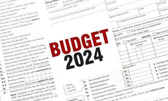 Budget 2024 auf Weiß Aufkleber und Unterlagen foto
