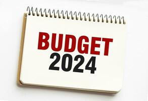 Budget 2024 auf Weiß Notizbuch auf Weiß Hintergrund foto