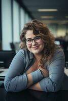 ein Frau mit Brille Sitzung beim ein Schreibtisch im ein Büro generativ ai foto