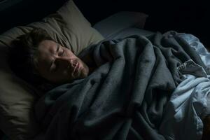 ein Mann ist Schlafen im Bett mit ein Decke generativ ai foto