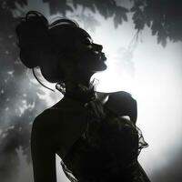 Silhouette von ein schön Frau im ein nebelig Wald generativ ai foto