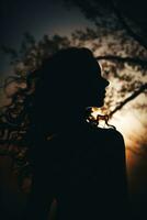 Silhouette von ein Frau mit lange Haar im Vorderseite von ein Baum generativ ai foto