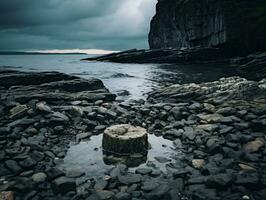 ein Felsen zutage tretend auf das Ufer von ein Körper von Wasser generativ ai foto