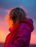 ein Frau im ein Rosa Jacke Stehen im Vorderseite von ein Sonnenuntergang generativ ai foto