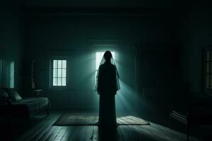 ein Frau Stehen im ein dunkel Zimmer mit Licht Kommen durch das Fenster generativ ai foto