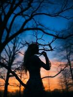 Silhouette von ein Frau mit Geäst im ihr Haar beim Sonnenuntergang generativ ai foto