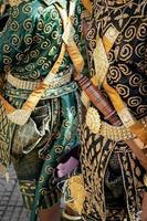 traditionelle lakhon khol maskentanzzeremonie kostüm im wat svay andet unesco immaterielles kulturerbe in der provinz kandal, kambodscha foto