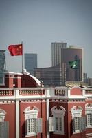 China- und Macau-Flaggen auf dem Gebäude der chinesischen Regierung in der Innenstadt von Macau City foto